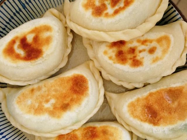 韭菜盒子的3個小技巧，麵皮放涼了也不硬，韭菜不出水，鮮香美味 熱愛美食 第1张
