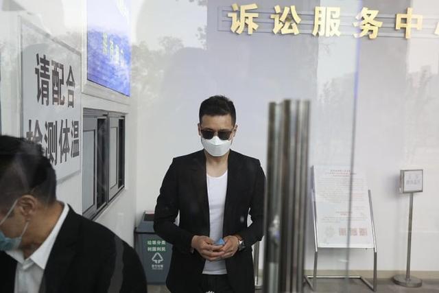 高雲翔出庭照曝光，穿西裝牛仔褲自信十足，不拍戲身材卻保持完美 娛樂八卦吃瓜 第4张