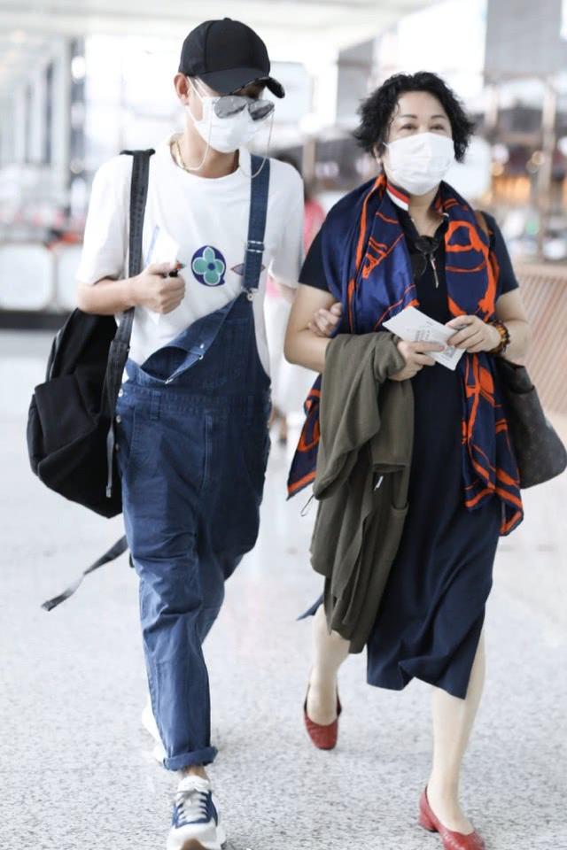 文章和媽媽合體走機場，離婚後文章越活越年輕，穿背帶褲像少年 娛樂八卦吃瓜 第6张
