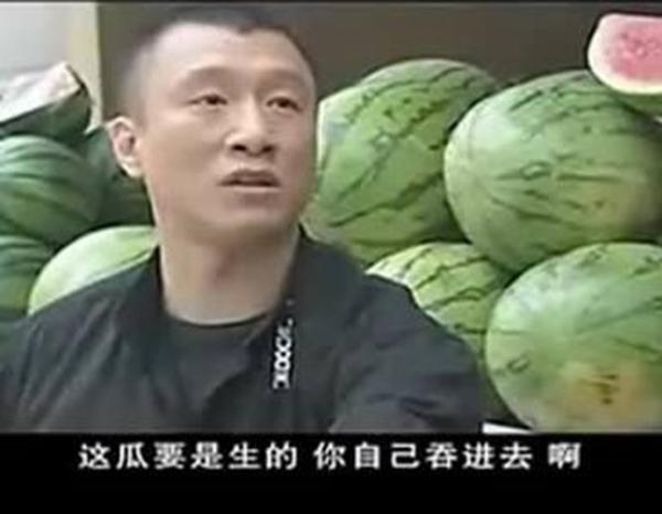 刘华强问摊主"这瓜保熟吗,还揭露了摊主在秤下埋藏吸铁石的小伎俩.
