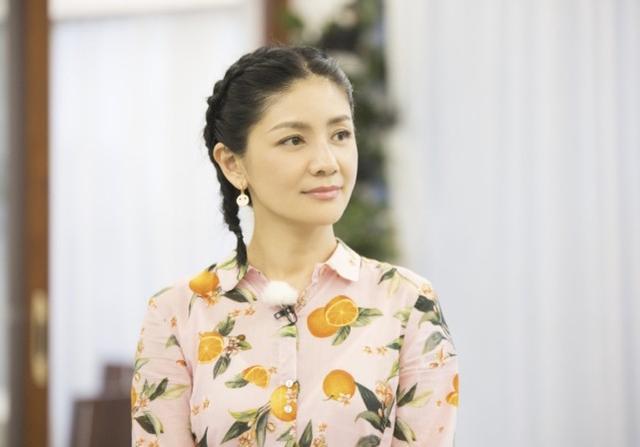 誰說胡可老了？近照穿粉色碎花長裙配減齡拳擊辮，看不出真實年齡 娛樂八卦吃瓜 第1张