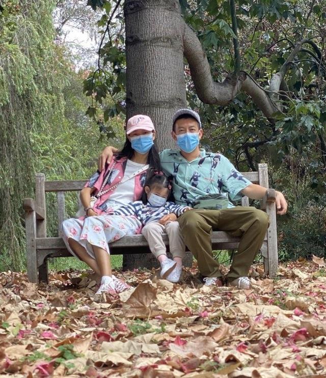 陳冠希曬全家合影，一家三口穿衣品味太好，陳冠希對女兒真是寵溺 娛樂八卦吃瓜 第1张