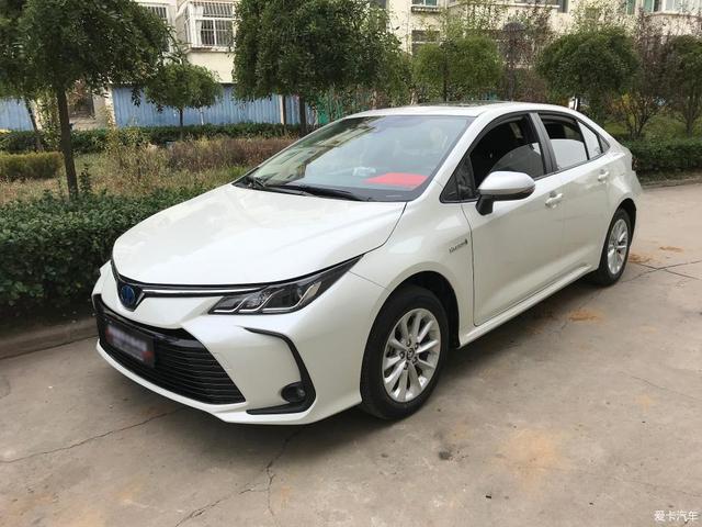 丰田卡罗拉真的好吗？新手女司机卡罗拉提车作业，油耗4.1L