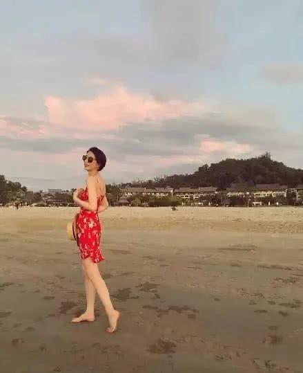 李亞鵬女友身材太火辣，穿緊身連衣裙看展氣質優雅，這眼光真好 娛樂八卦吃瓜 第6张