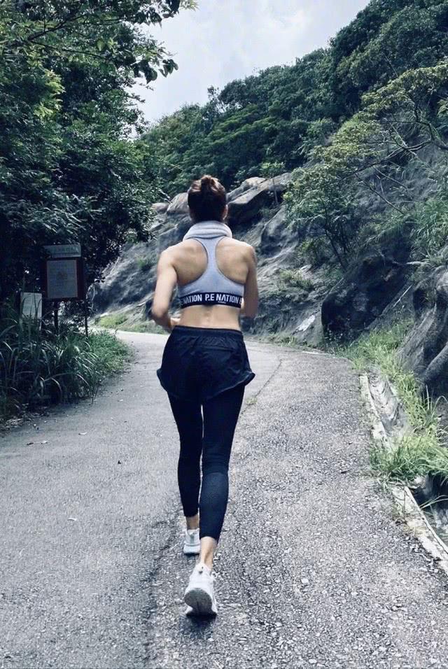 黎姿曬運動背影照片，穿短背心配高腰健身褲，一身肌肉哪像49歲？ 娛樂八卦吃瓜 第3张