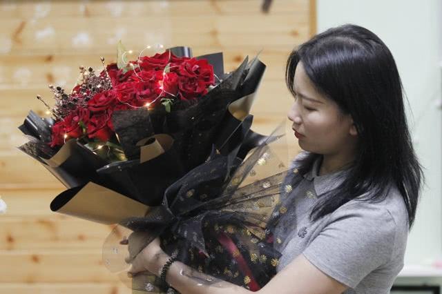 情人节送什么礼物好七夕节送礼指南：巧克力、口红、珠宝、花……听听他们怎