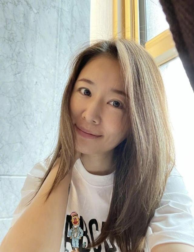 林心如曬宅家自拍，素顏懟臉自拍暴露皮膚狀態，女神真沒包袱 娛樂八卦吃瓜 第2张