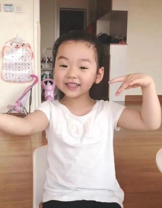 董璇曬女兒跳舞視頻，4歲小酒窩自編自導兒童舞，一字馬太有范 娛樂八卦吃瓜 第6张