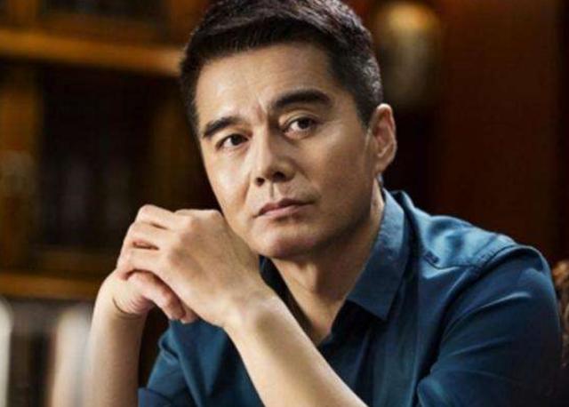 童星出身22歲拿視帝，出道30多年換4任老婆，年過半百兒子才10歲 娛樂八卦吃瓜 第6张