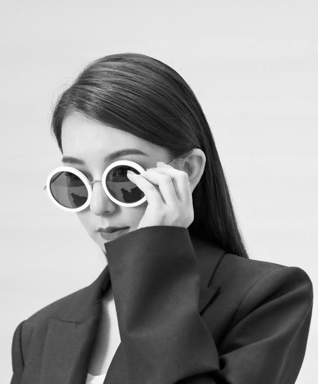 郭富城嬌妻方媛曬美照，穿蘋果綠色針織衫配短褲，一臉貴氣闊太相 娛樂八卦吃瓜 第7张