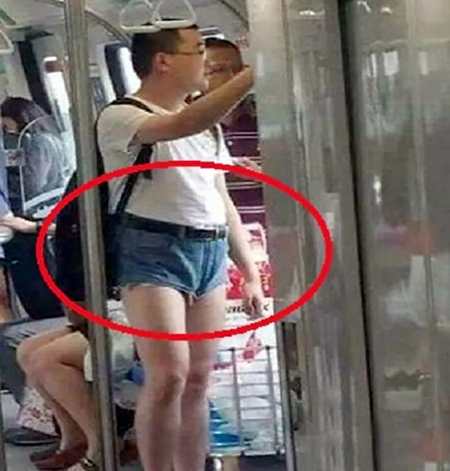 哥們，褲子不合身就別穿出來了，全車的人看了都想吐，多尷尬啊 搞笑整蠱 第10张