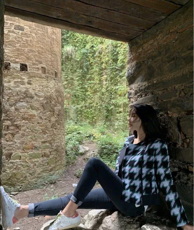張雨綺穿休閒裝現身，扎拳擊辮減齡感滿滿，寬松工裝褲難擋好身材 娛樂八卦吃瓜 第8张
