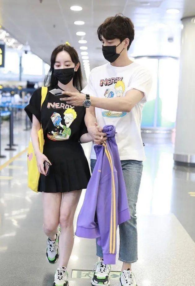 張檬跟男友走機場，穿背心配工裝褲秀「螞蟻腰」，盡顯甜酷少女風 娛樂八卦吃瓜 第8张