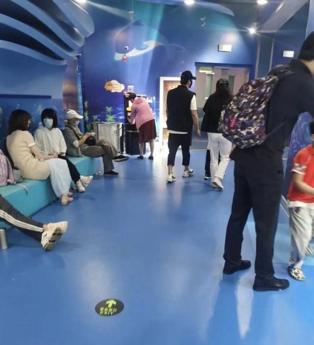陳思誠帶兒子朵朵出街，獨自帶娃佟麗婭未露面，離婚依舊是好爸爸 娛樂八卦吃瓜 第3张
