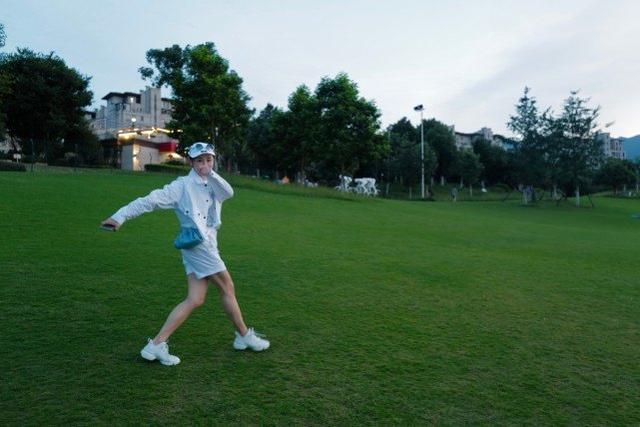 何雯娜曬娃近照，女兒小小一隻神似爸爸梁超，當媽後何雯娜更會美 娛樂八卦吃瓜 第6张