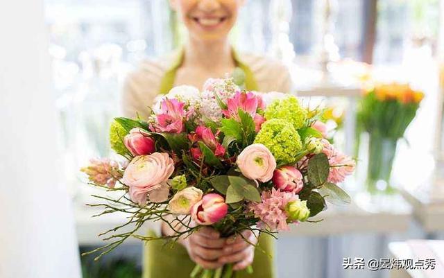 情人节送礼物为什么情人节要送玫瑰花？鲜花产业的秘密了解一下？