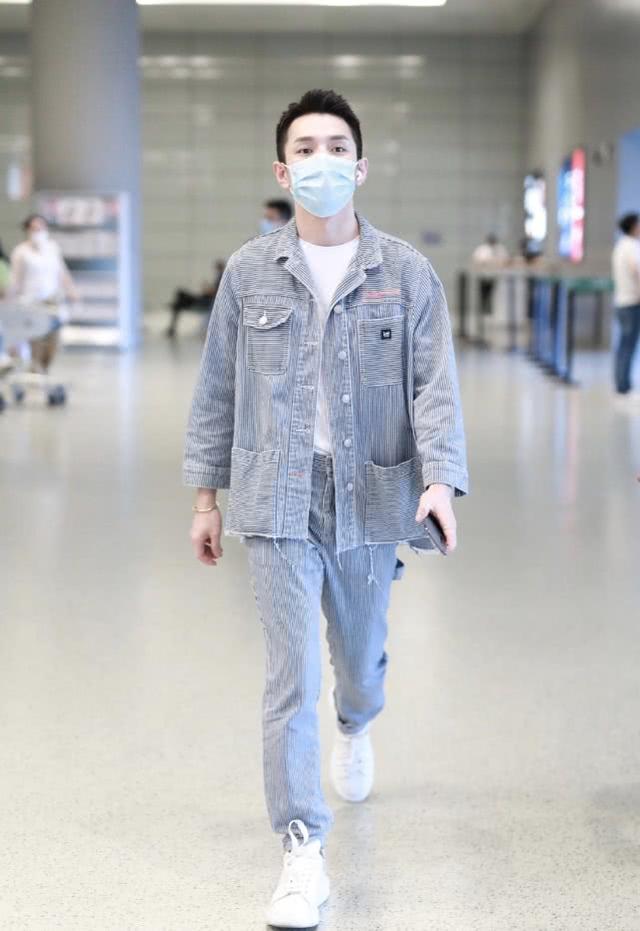 「帶貨男神」李佳琦現身機場！穿衣打扮排場大，主播也有明星待遇 娛樂八卦吃瓜 第8张
