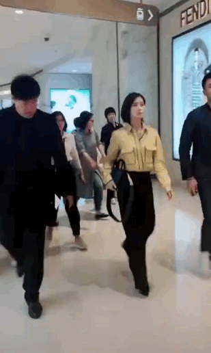 劉詩詩仕女造型驚艷全場，美腿加持似仙女，關注這一點解鎖小鳥腿 健身減肥達人 第8张