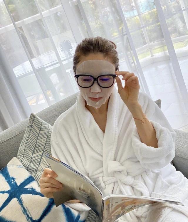 49歲黎姿內心不老，日常闊太太生活依舊精彩，為好友當模特狀態佳 娛樂八卦吃瓜 第5张
