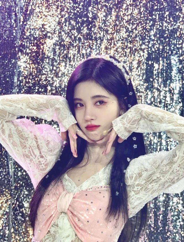 鞠婧禕宛如仙女下凡！粉色短裙配蕾絲襯衫秀「漫畫腿」，美到發光 娛樂八卦吃瓜 第1张