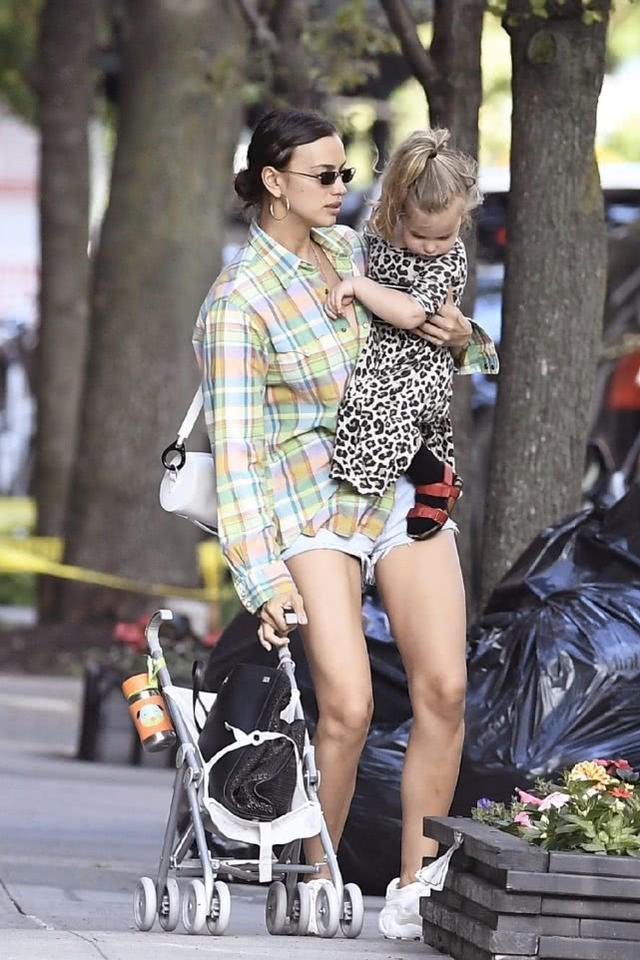 C羅前女友伊蓮娜帶娃出街，彩色襯衫秀美腿，女兒穿豹紋裙超可愛 娛樂八卦吃瓜 第5张