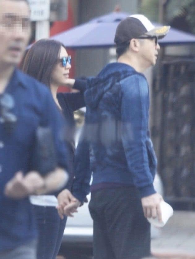 庾澄慶和妻子出街，59歲保養太年輕，和小14歲妻子看不出年齡差距 娛樂八卦吃瓜 第4张