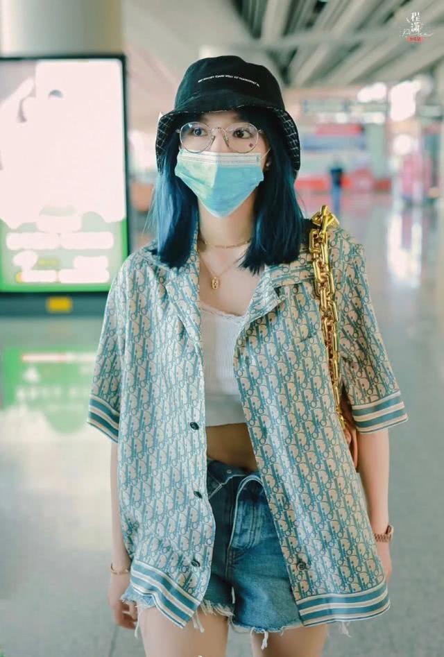 程瀟現身機場，穿100元背心卻搭萬元外套，「土豪包」更讓人眼饞 娛樂八卦吃瓜 第2张
