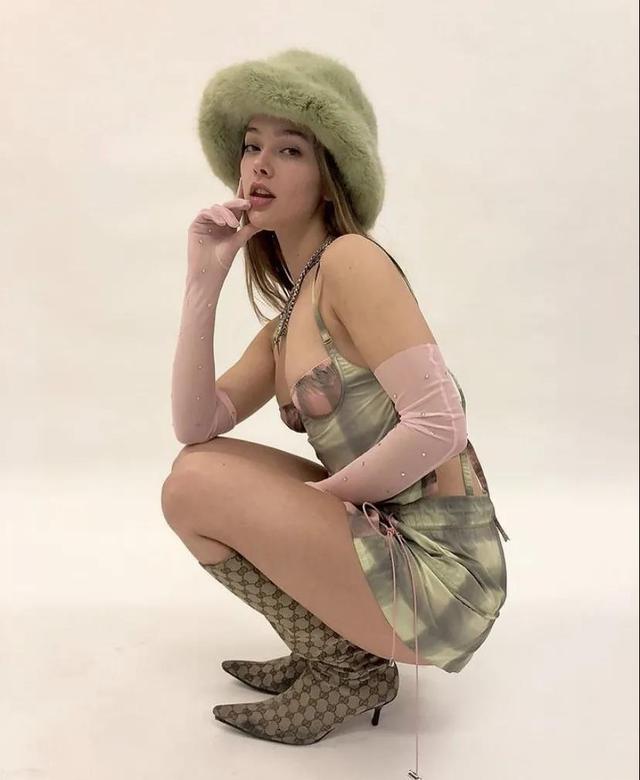21歲英國甜心撩倒無數網友，高顏值好身材，美成「史上最美反派」 街拍正妹 第5张