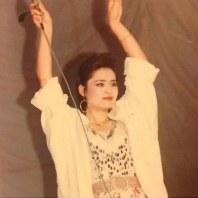 曾打敗韋唯毛阿敏，破產被親弟打成腦震盪，63歲歌後做保姆養女兒 娛樂八卦吃瓜 第2张