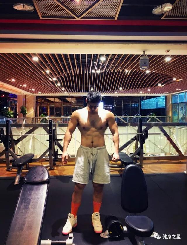 重慶「肌肉巨無霸」小哥，肌肉線條清晰，又酷又man，帥到飛起 健身減肥達人 第8张
