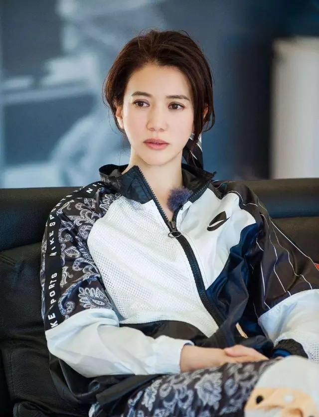 袁詠儀微博曬朋友聚會照，一身白襯衫披長發減齡十足，素顏依舊美 娛樂八卦吃瓜 第8张