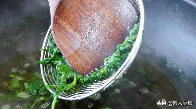 清明節，別忘記給家人吃春天時令美食，水中加點它，艾葉不發黃 熱愛美食 第19张