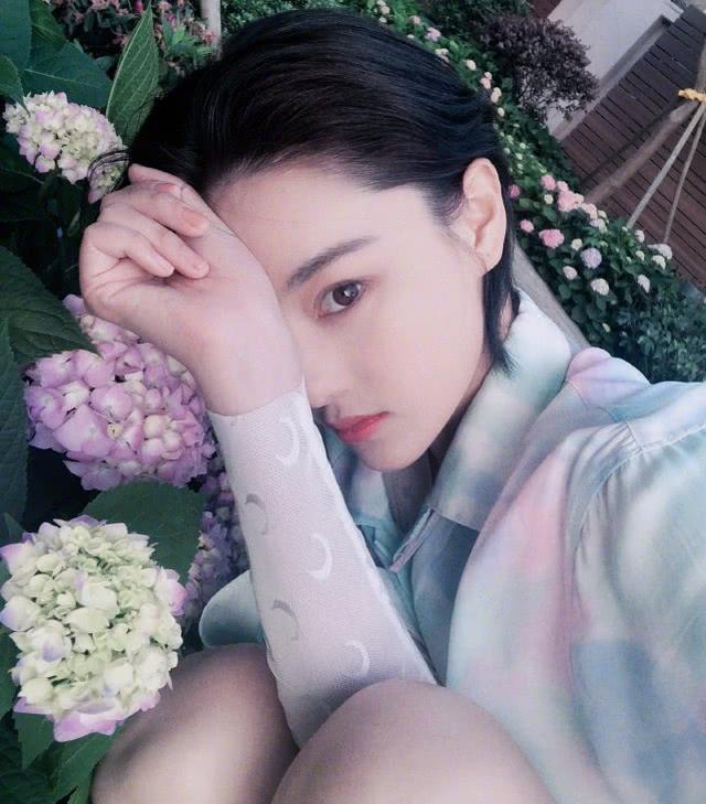 「軍嫂」張馨予曬照！短發造型顯帥氣，白襯衫配西裝褲太有英氣感 娛樂八卦吃瓜 第6张