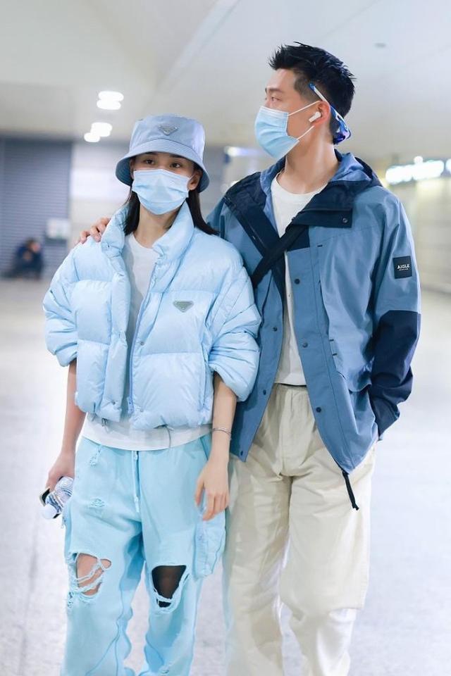 何超蓮竇驍牽手走機場，兩人越來越高調，春夏季穿羽絨服真任性 娛樂八卦吃瓜 第3张