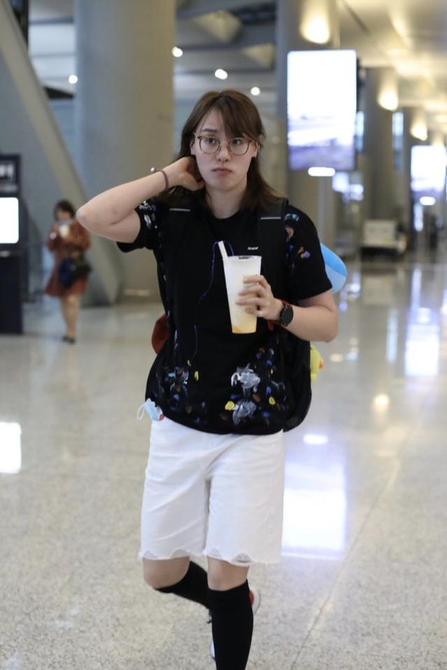 傅園慧一家合體現身，三口人邊走邊喝奶茶太可愛，網友：吃貨實錘 娛樂八卦吃瓜 第4张