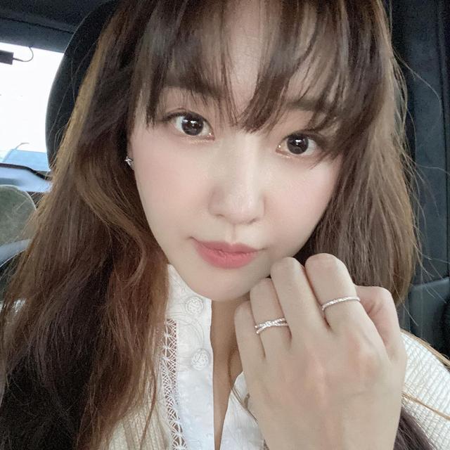 曾被評為「身材最火辣美女」的她，如今43歲了，依舊身材好氣質佳 街拍正妹 第5张