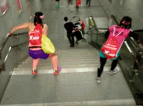 女朋友和她妈妈，我该送什么礼物？网友：哪个是她妈妈？哈哈哈 送女朋友什