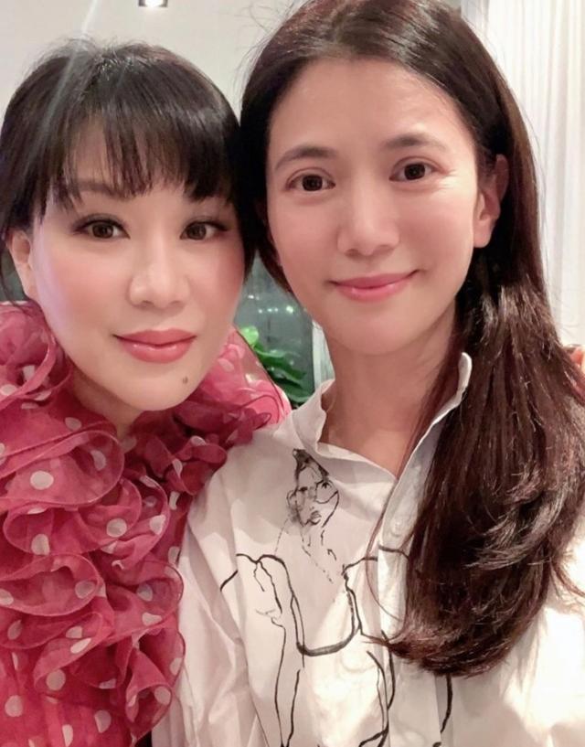 袁詠儀微博曬朋友聚會照，一身白襯衫披長發減齡十足，素顏依舊美 娛樂八卦吃瓜 第2张