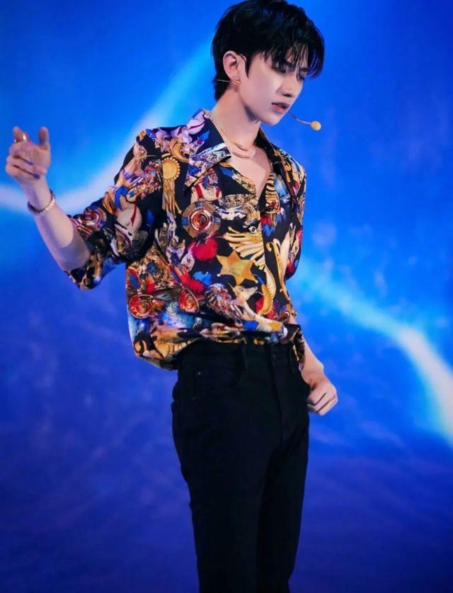 蔡徐坤王一博率先示範印花搭配，演繹不同時髦風格，你鍾愛哪款？ 娛樂八卦吃瓜 第7张