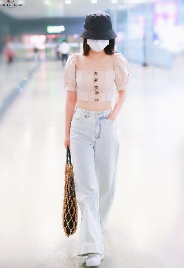 李沁機場街拍照：身穿一襲露臍裝大秀「巴掌腰」，真是清新又撩人 娛樂八卦吃瓜 第1张