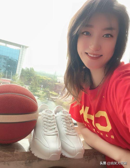白敬亭给女篮李梦送鞋，李梦觉得很般配，满满的幸福…… 七夕送什么礼物给