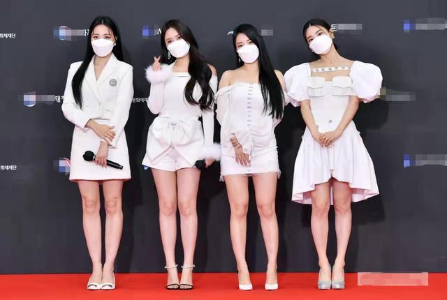 韓國紅毯明星尷尬現場：同臺撞衫700元服裝，造型全白被嘲像奔喪