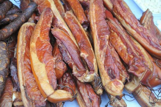 腌腊肉的制作方法及用料（腌腊肉盐和调料比例是多少）