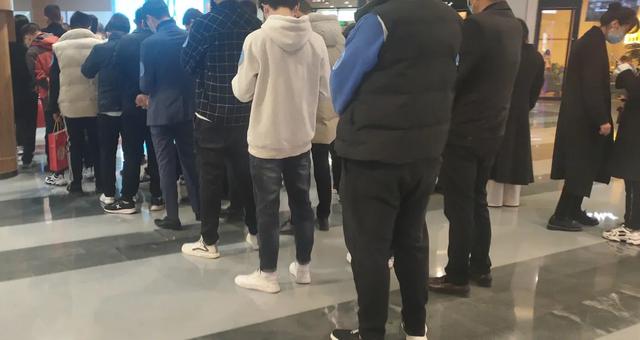 明日这一相亲活动,听说有上百人,你得和我去,做为亲友,我真的