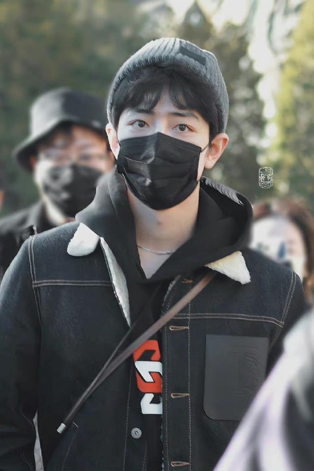 肖战被曝去某摄制组探班,请了工作员喝奶茶