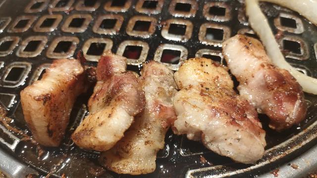 明日这一相亲活动,听说有上百人,你得和我去,做为亲友,我真的