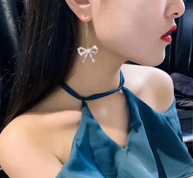 耳线的戴法（耳钉耳坠耳环耳线怎么戴）