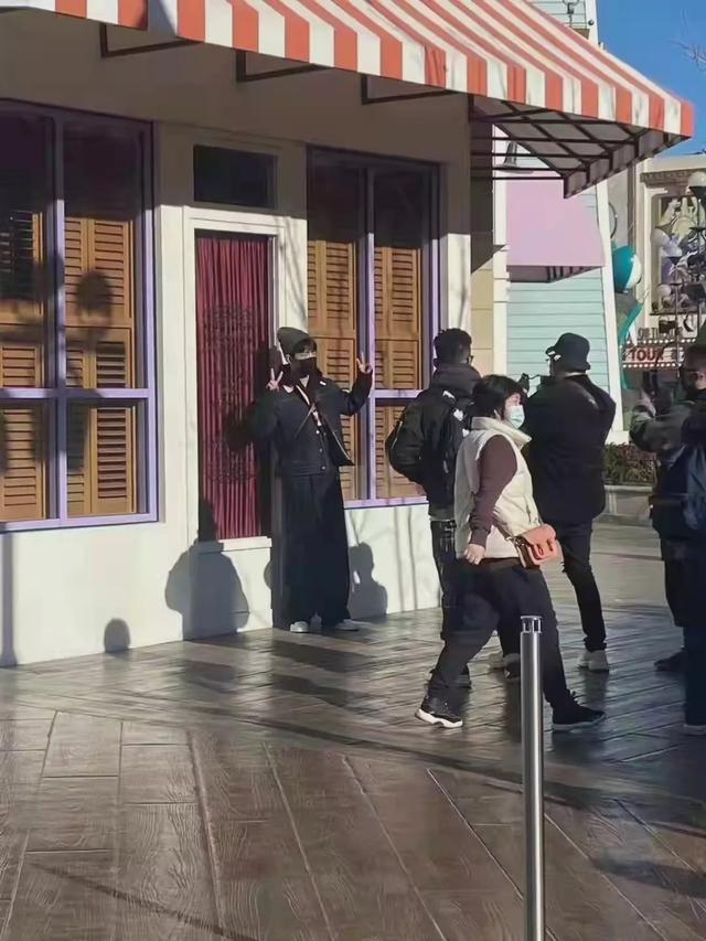 肖战被曝去某摄制组探班,请了工作员喝奶茶