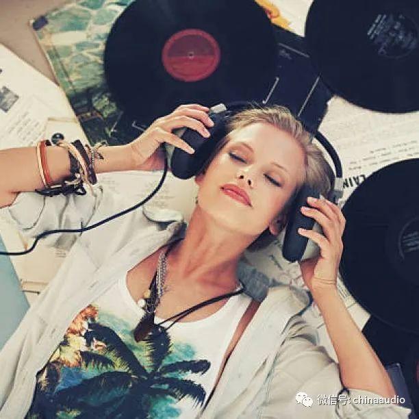 蓝牙耳机底噪怎么消除（为什么耳机会有嗡嗡底噪声）