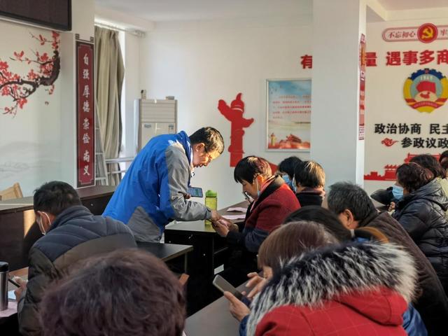 扬州冯庄社区开展“智慧助老”老年人智能手机培训活动